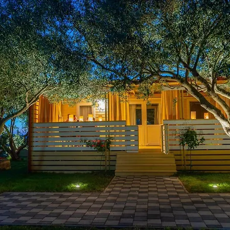 Camp Port 4* باكوشتاني